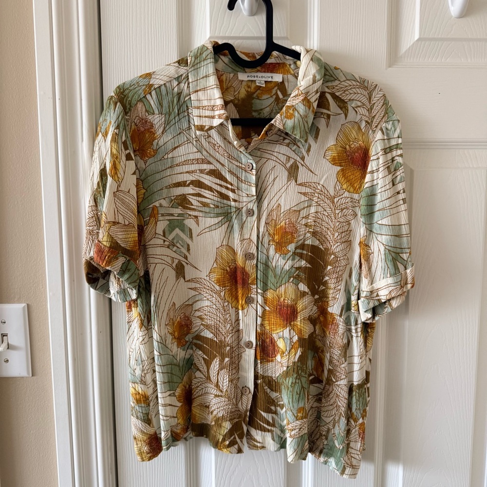 Rose + Olive Floral and Leafy Button Down Blouse in Size Large